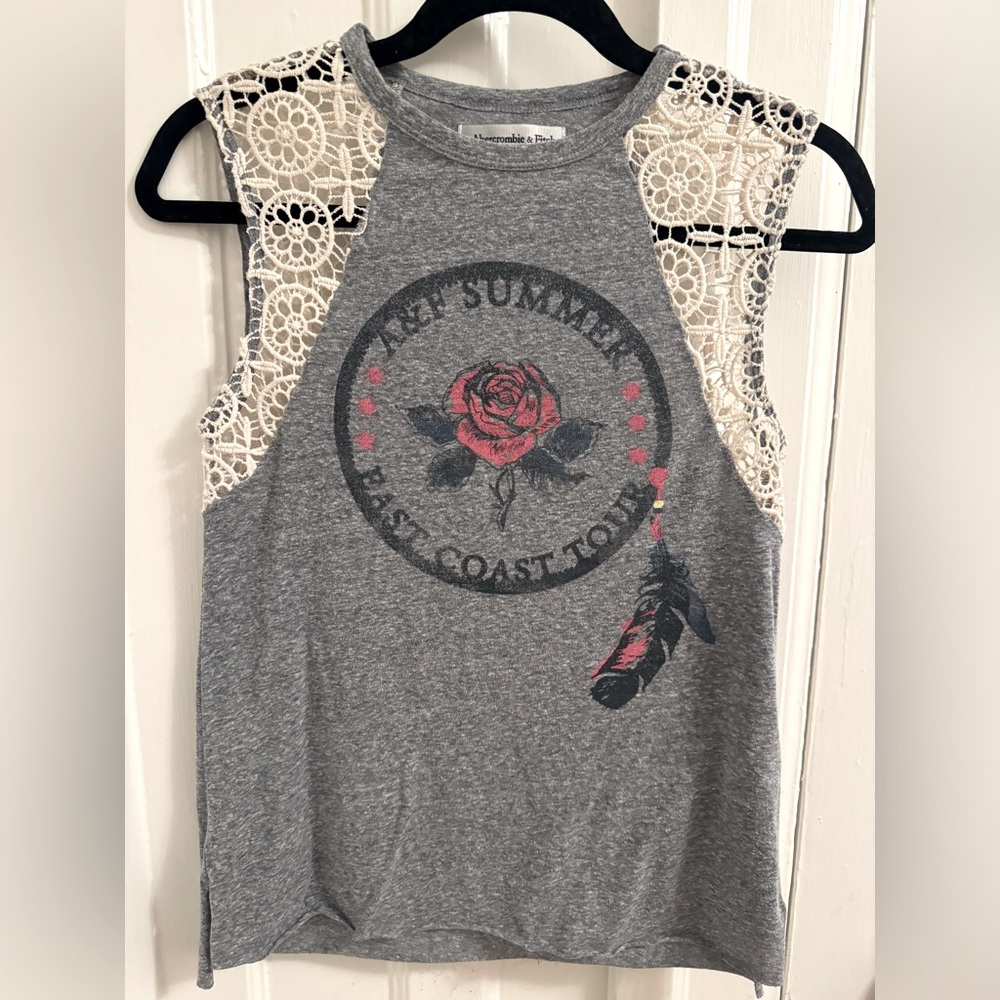 Cute XS A&F gray top with flowers - Picture 2 of 2